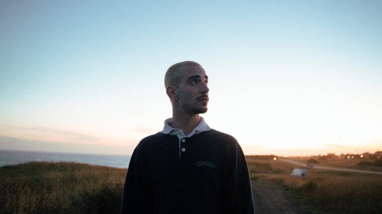 Santi Muk lanzó su álbum debut «Le Tengo Miedo a las Alturas»