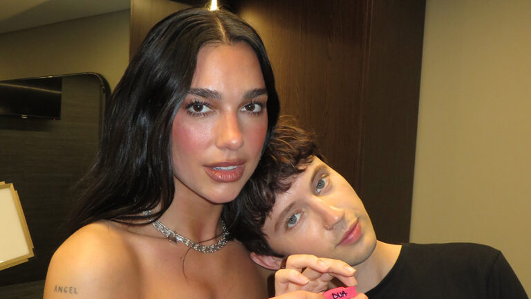 Dua Lipa Lanza el Remix de «Physical» con Troye Sivan en Celebración del 5° Aniversario de Future Nostalgia