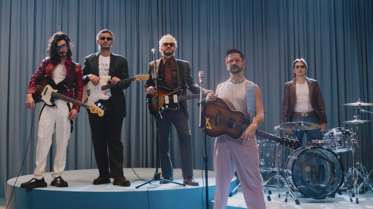 Morat y Camilo lanzan “Me Toca a Mí”, un himno al desamor con tintes noventeros