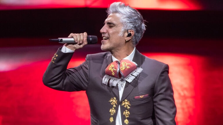 Alejandro Fernández rinde homenaje a Vicente Fernández con «Un Millón de Primaveras» en vivo