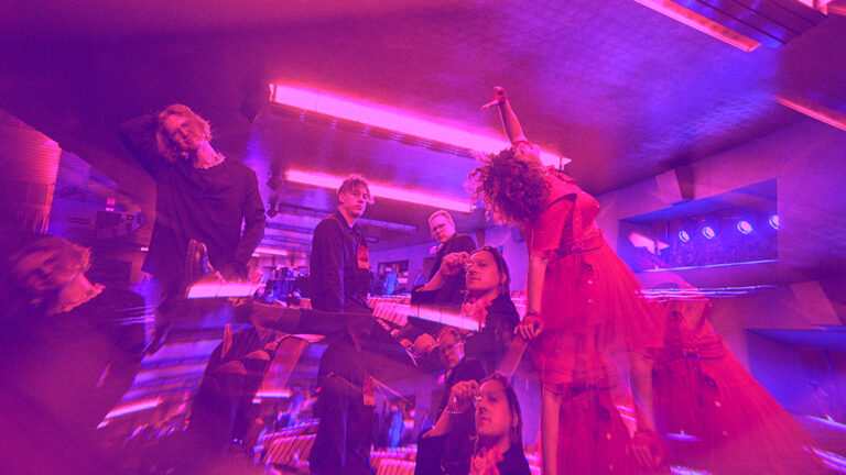 Arcade Fire anuncia su esperado nuevo álbum Pink Elephant, disponible el 9 de mayo