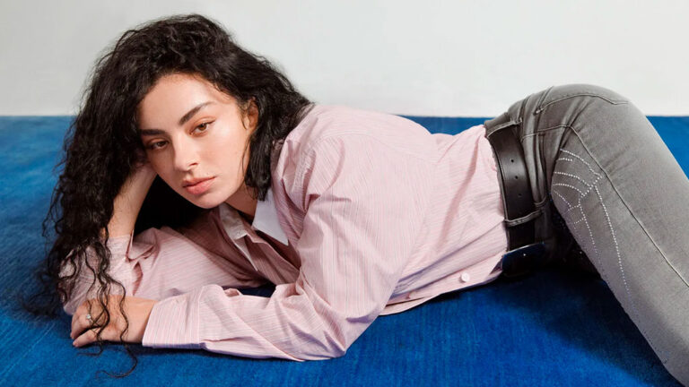Charli XCX presenta ‘BRAT’, su sexto álbum de estudio aclamado por la crítica