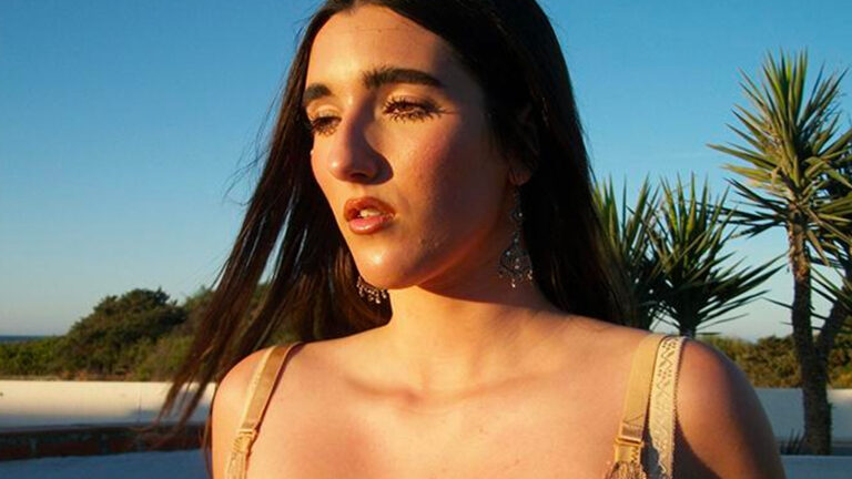 Judeline lanza su nuevo videoclip titulado «INRI»