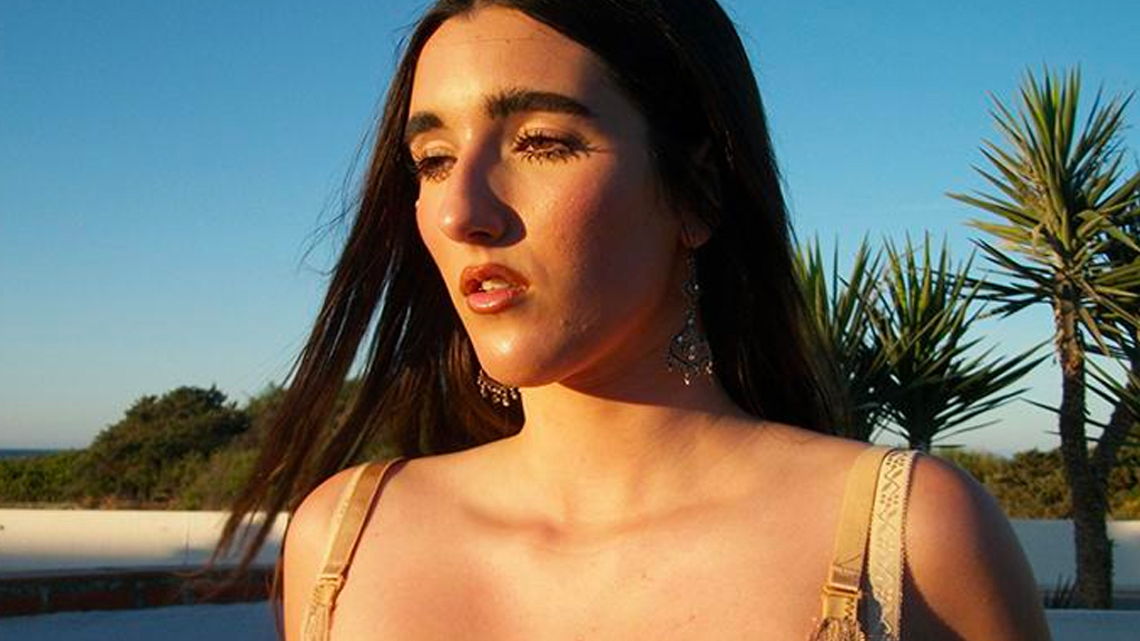 Judeline lanza su nuevo videoclip titulado «INRI»