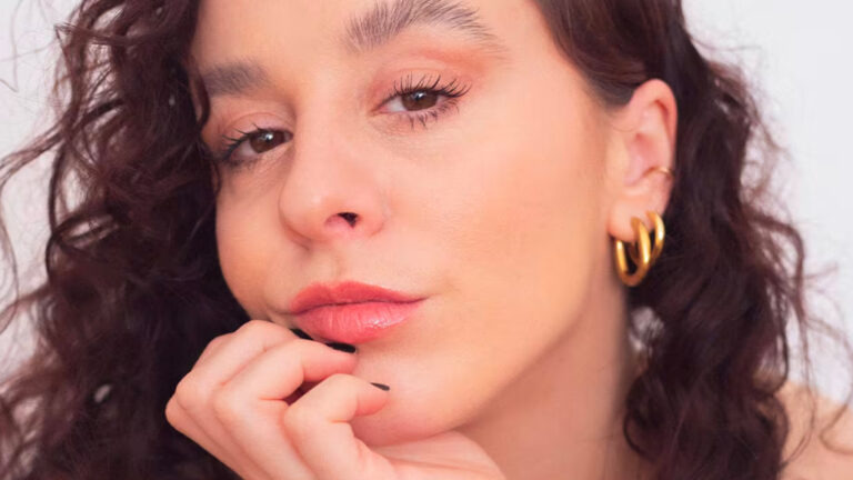 MERY GRANADOS Presenta «Emoji de Café» y anuncia fecha de show