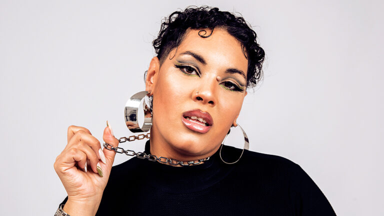DINA la «Whitney Houston del Roca» sorprende con su nuevo tema «Un Millón de Sueños»