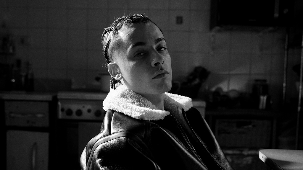 Trueno celebra dos nominaciones a los Latin Grammy con el estreno del video oficial de «RAIN III»