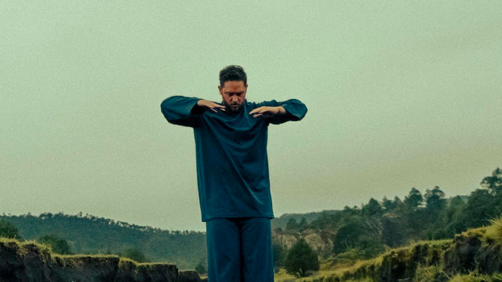 Christopher Uckermann regresa a la música con su nuevo single «Pase Lo Que Pase»