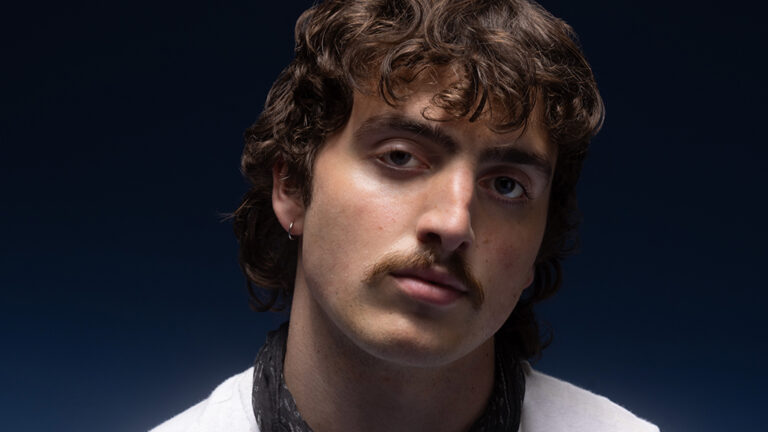 Benson Boone, lanza su nuevo single «Sorry I’m Here For Someone Else»