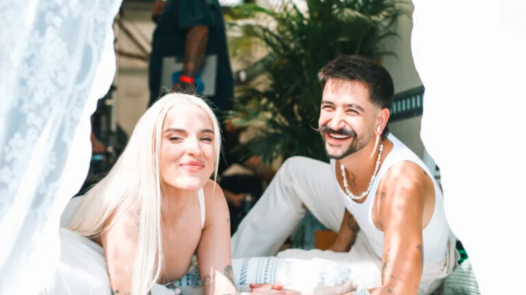 Elena Rose, Camilo y Los Ángeles Azules celebran el amor verdadero con “Carteras Chinas”