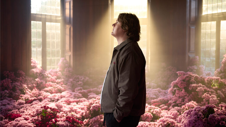 Lewis Capaldi regresa con “Survive”: un himno de lucha, vulnerabilidad y resiliencia