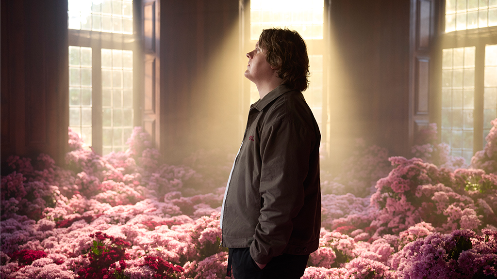Lewis Capaldi regresa con “Survive”: un himno de lucha, vulnerabilidad y resiliencia