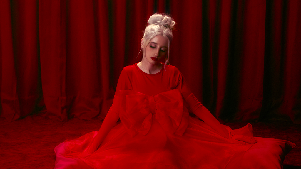 Mar Marzo abre los ojos a una nueva etapa pop con un video surrealista y guiños a David Lynch y “Alicia en el País de las Maravillas”