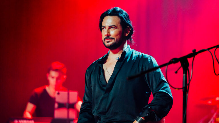 Beto Cuevas regresa a la Argentina con su gira acústica y un homenaje a La Ley