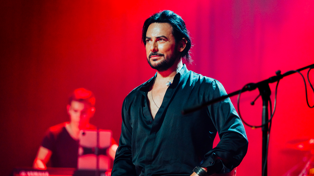 Beto Cuevas regresa a la Argentina con su gira acústica y un homenaje a La Ley