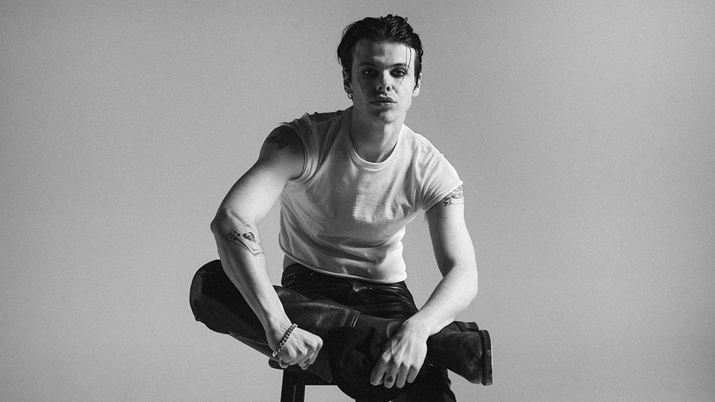 Yungblud desata su lado más crudo y teatral en «Idols»