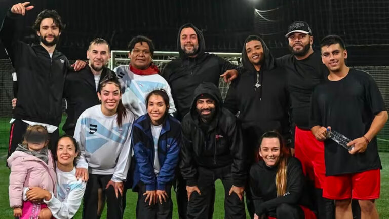 Se puso la 10: María Becerra jugó al fútbol con Arcangel y lo agasajó con mates y tortas fritas