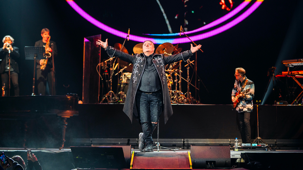 Miguel Mateos celebró los 40 años de “Rockas Vivas” ante un Movistar Arena sold-out