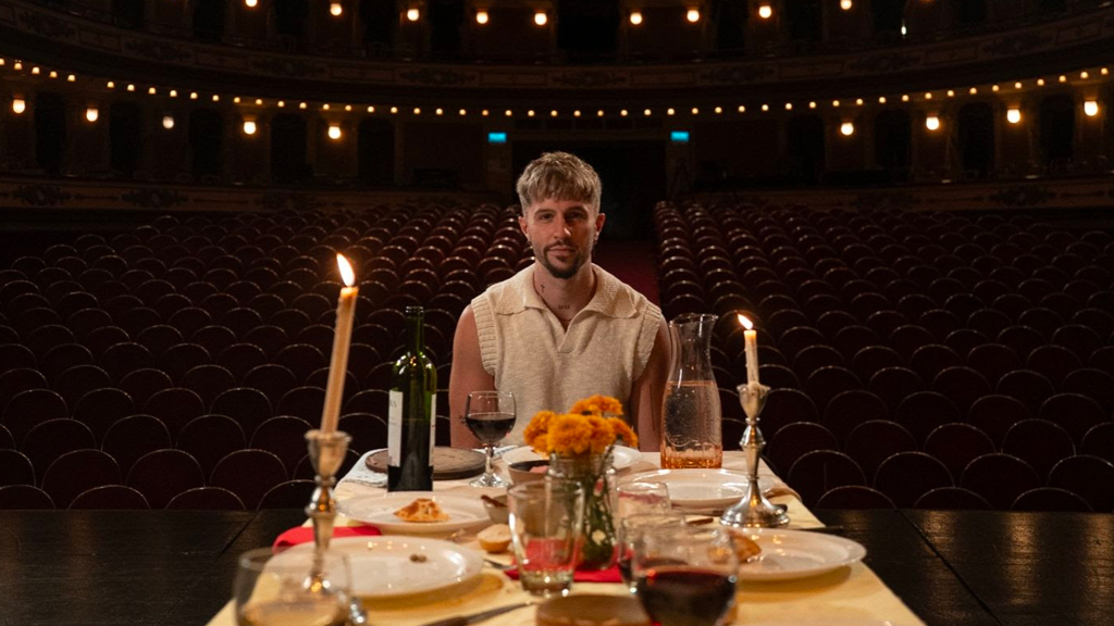 Benja Torres presenta “Espinas” en Buenos Aires: un show íntimo en el histórico Teatro Avenida