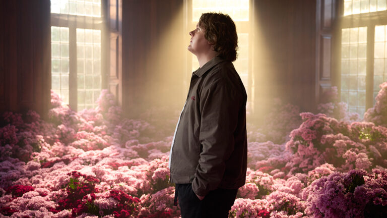 Lewis Capaldi regresa con un himno conmovedor: “Something In The Heavens”