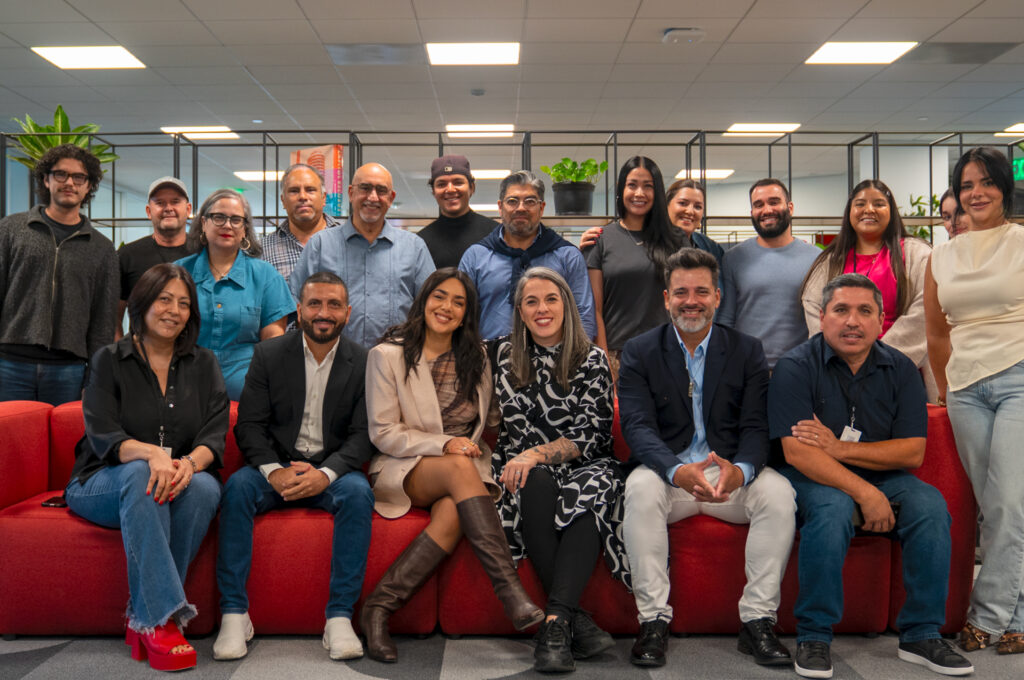 Ángela Leiva firma contrato discográfico con FONO, marcando un momento clave en la música latina