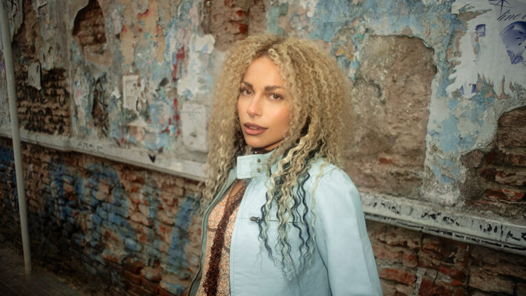 Morena sorprende con su nuevo single “Típico”
