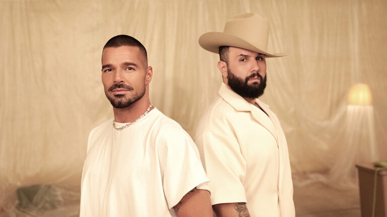Ricky Martin revive su clásico “A Medio Vivir” junto a Carín León