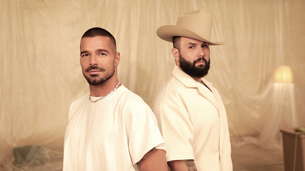 Ricky Martin revive su clásico “A Medio Vivir” junto a Carín León