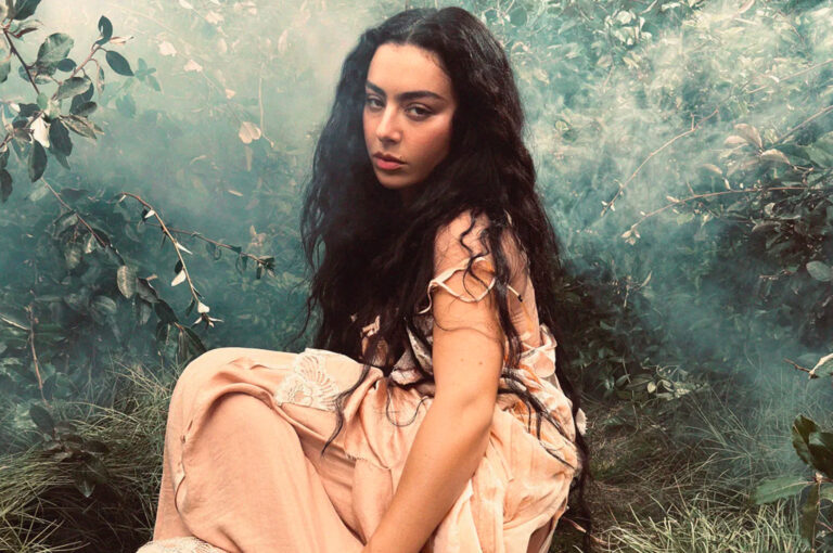 Charli XCX presenta “Chains Of Love”, el nuevo adelanto de su álbum “Wuthering Heights”