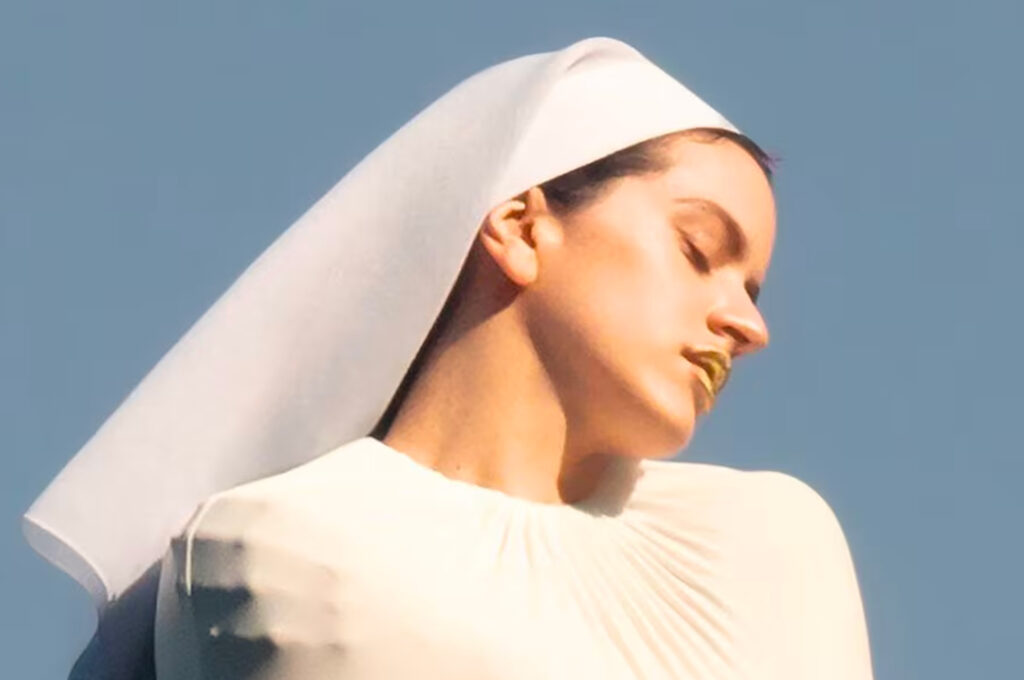 Rosalía lanza “LUX”: un viaje sonoro en 13 idiomas que une flamenco, fado, música clásica y electrónica