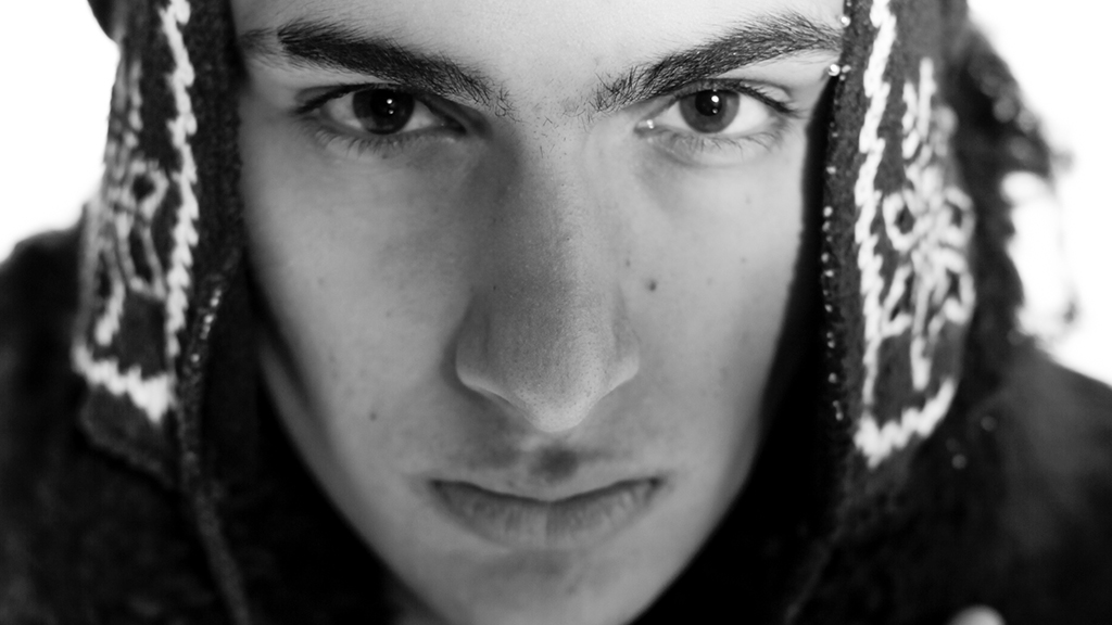 Tobika, el artista de folklore urbano, llega con “Chika Hippie”, su nuevo single