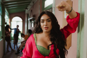 Angela Leiva presenta “Sin Servicio”, su nuevo single de cumbia