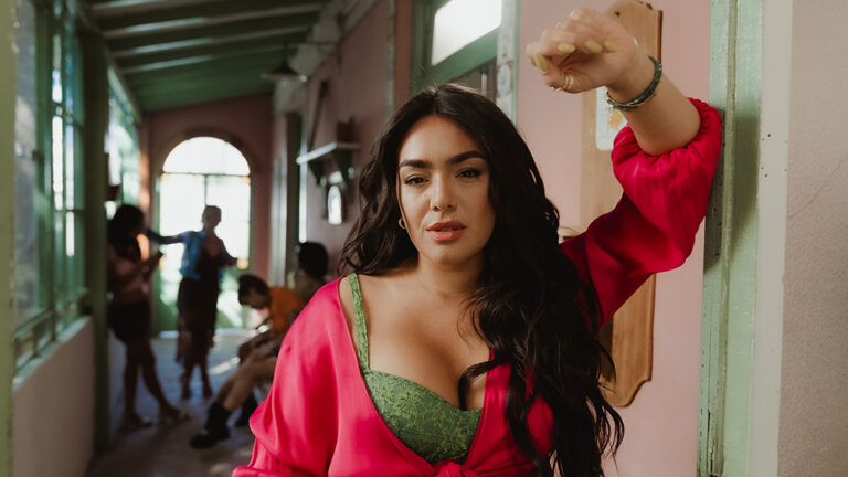 Angela Leiva presenta “Sin Servicio”, su nuevo single de cumbia