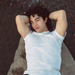 Conan Gray presenta la edición deluxe de «Wishbone» y estrena el single “Door”