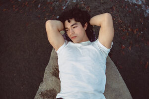 Conan Gray presenta la edición deluxe de «Wishbone» y estrena el single “Door”