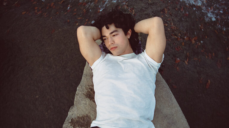 Conan Gray presenta la edición deluxe de «Wishbone» y estrena el single “Door”