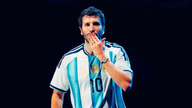 Sebastián Yatra arrancó su “Entre Tanta Gente Tour” por Latinoamérica con un emotivo paso por Buenos Aires