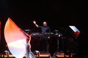 El “cura DJ” reunió a miles en Plaza de Mayo con un show electrónico en homenaje al papa Francisco