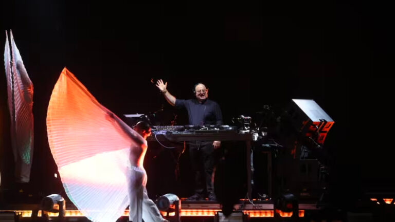 El “cura DJ” reunió a miles en Plaza de Mayo con un show electrónico en homenaje al papa Francisco