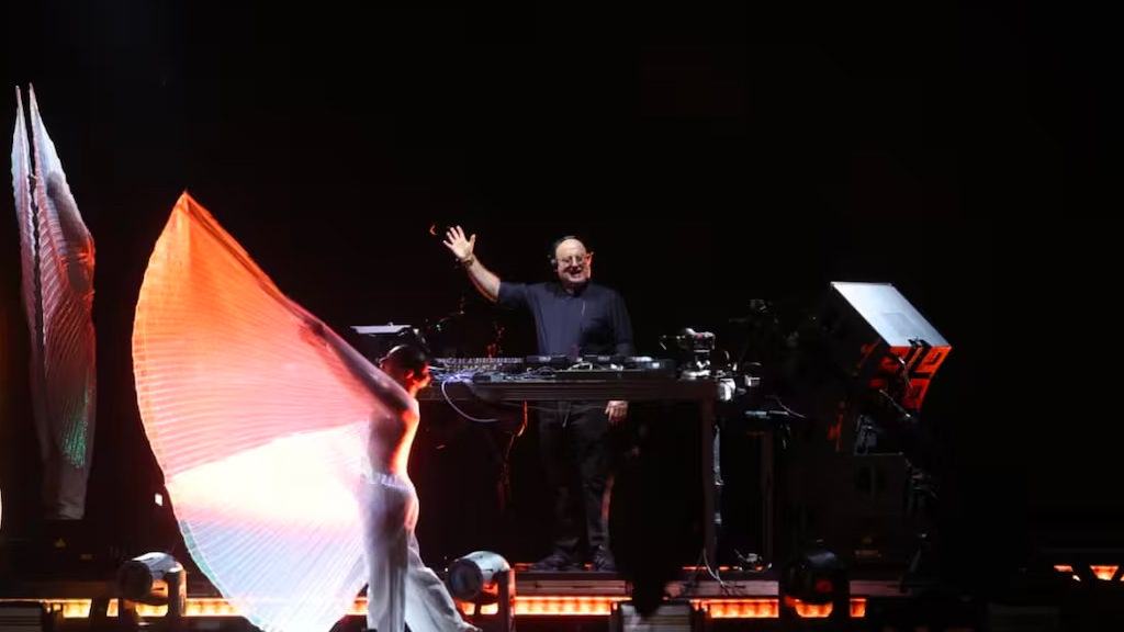 El “cura DJ” reunió a miles en Plaza de Mayo con un show electrónico en homenaje al papa Francisco