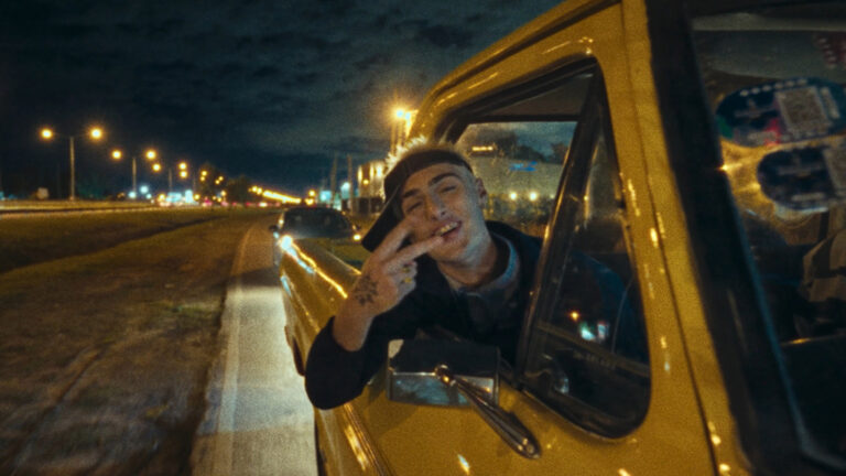 Tobika le pone sonido a las noches de espera en su nuevo single «Dos Horas»