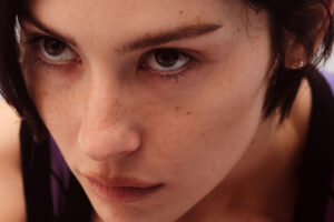 Gracie Abrams lanza “Hit the Wall”, el primer adelanto de su nuevo álbum “Daughter from Hell”