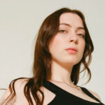 Lizzy McAlpine presenta su nuevo sencillo «Ugly Things» y anuncia el lanzamiento de su próximo álbum ‘Angel’