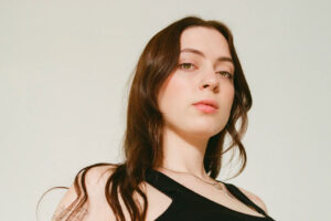 Lizzy McAlpine presenta su nuevo sencillo «Ugly Things» y anuncia el lanzamiento de su próximo álbum ‘Angel’