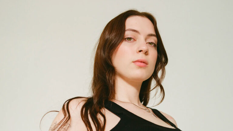 Lizzy McAlpine presenta su nuevo sencillo «Ugly Things» y anuncia el lanzamiento de su próximo álbum ‘Angel’